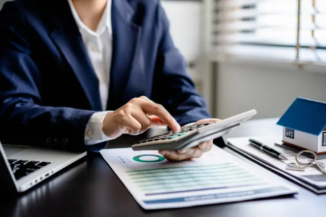 Person budgeting for siding financing - Peak Home Exteriors LLC siding budgeting